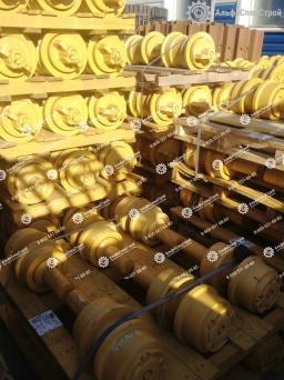 17A-30-00611 Каток опорный KOMATSU D155AX-7